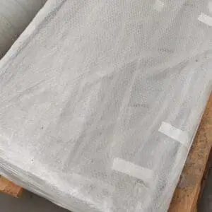 Table adossee suspendue